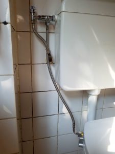 Installatie stroomloze douchewc op staande toilet