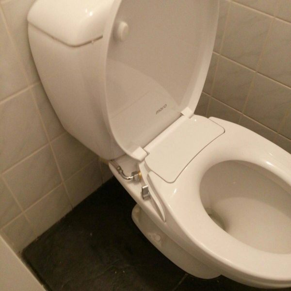 wc met sproeier