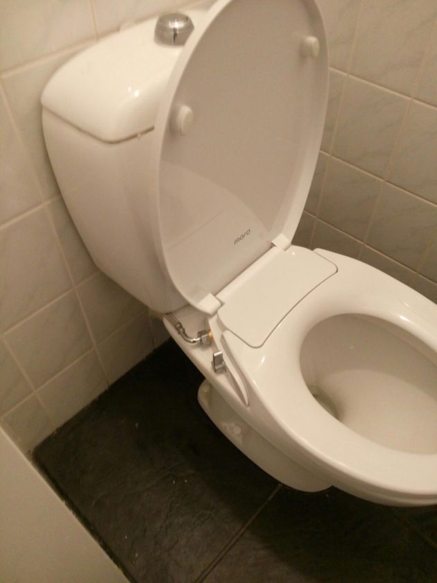 wc met sproeier